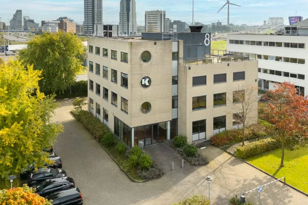 Kantoorgebouw aan de K.P. van der Mandelelaan 8 in Rotterdam, omgeven door groen en met uitzicht op de stad.